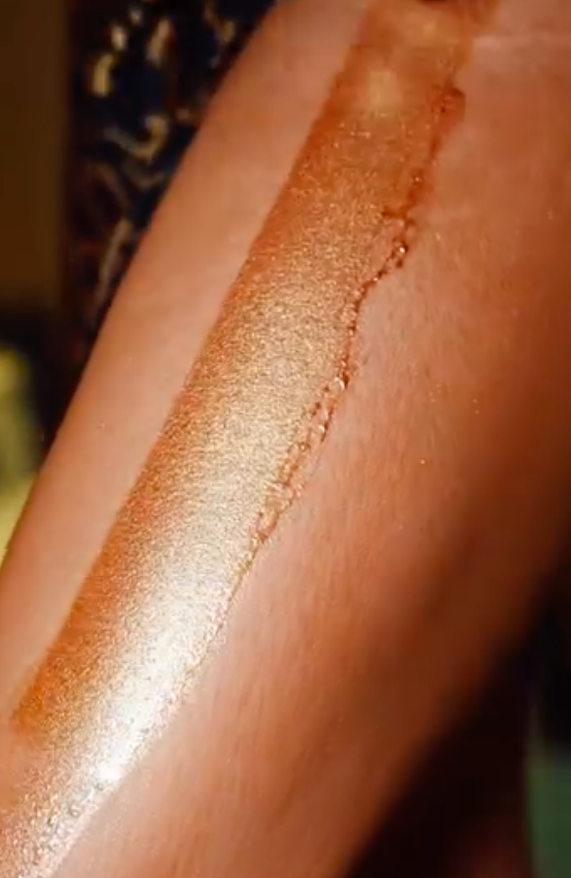Sparkling bronze AeroTan shimmer powder